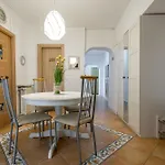 Апартаменти Old Ultra Apartment-4br-parliament Бухарест