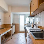 Old Ultra Apartment-4br-parliament Апартаменти