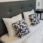 Old Ultra Apartment-4br-parliament Апартаменти *