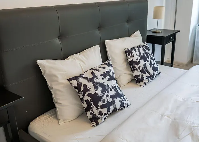 Old Ultra Apartment-4br-parliament Апартаменти *